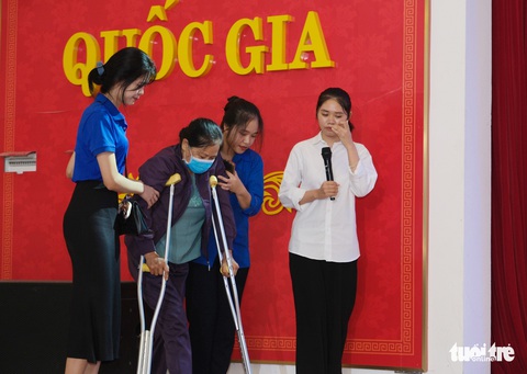 Mẹ chống nạng đến dự ngày con nhận học bổng Tiếp sức đến trường - Ảnh 8. Mẹ chống nạng đến dự ngày con nhận học bổng Tiếp sức đến trường - Ảnh 8.