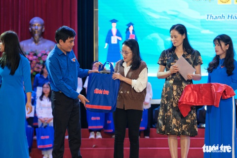 Mẹ chống nạng đến dự ngày con nhận học bổng Tiếp sức đến trường - Ảnh 12. Mẹ chống nạng đến dự ngày con nhận học bổng Tiếp sức đến trường - Ảnh 12.