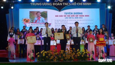 Vinh danh 100 nhà giáo trẻ tiêu biểu cả nước - Ảnh 2. Vinh danh 100 nhà giáo trẻ tiêu biểu cả nước - Ảnh 2.