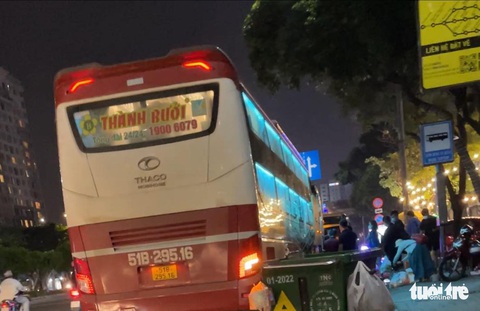Bến cũ bị dẹp, Thành Bưởi lập ngay bến cóc mới, trêu ngươi cơ quan chức năng - Ảnh 1. Bến cũ bị dẹp, Thành Bưởi lập ngay bến cóc mới, trêu ngươi cơ quan chức năng - Ảnh 1.