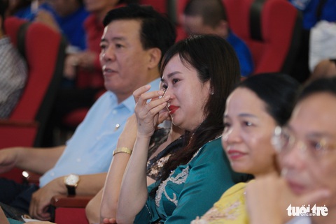 Mẹ chống nạng đến dự ngày con nhận học bổng Tiếp sức đến trường - Ảnh 3. Mẹ chống nạng đến dự ngày con nhận học bổng Tiếp sức đến trường - Ảnh 3.
