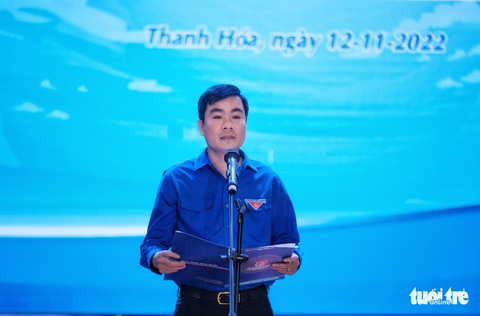 Mẹ chống nạng đến dự ngày con nhận học bổng Tiếp sức đến trường - Ảnh 4. Mẹ chống nạng đến dự ngày con nhận học bổng Tiếp sức đến trường - Ảnh 4.