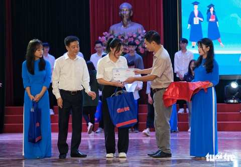 Mẹ chống nạng đến dự ngày con nhận học bổng Tiếp sức đến trường - Ảnh 14. Mẹ chống nạng đến dự ngày con nhận học bổng Tiếp sức đến trường - Ảnh 14.