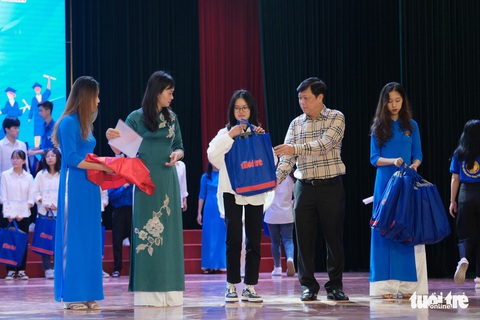 Mẹ chống nạng đến dự ngày con nhận học bổng Tiếp sức đến trường - Ảnh 15. Mẹ chống nạng đến dự ngày con nhận học bổng Tiếp sức đến trường - Ảnh 15.