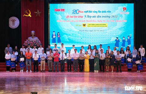 Mẹ chống nạng đến dự ngày con nhận học bổng Tiếp sức đến trường - Ảnh 5. Mẹ chống nạng đến dự ngày con nhận học bổng Tiếp sức đến trường - Ảnh 5.