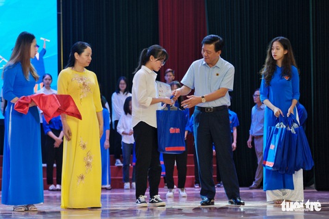 Mẹ chống nạng đến dự ngày con nhận học bổng Tiếp sức đến trường - Ảnh 16. Mẹ chống nạng đến dự ngày con nhận học bổng Tiếp sức đến trường - Ảnh 16.