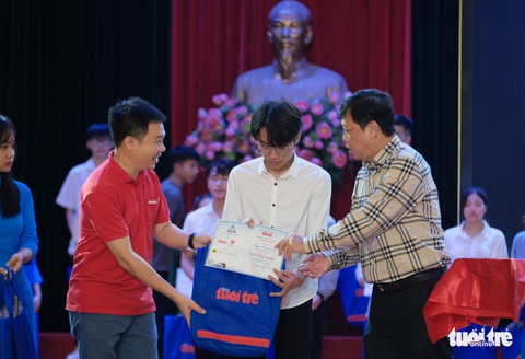 Mẹ chống nạng đến dự ngày con nhận học bổng Tiếp sức đến trường - Ảnh 13. Mẹ chống nạng đến dự ngày con nhận học bổng Tiếp sức đến trường - Ảnh 13.
