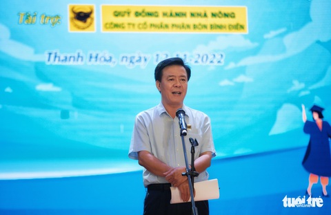 Mẹ chống nạng đến dự ngày con nhận học bổng Tiếp sức đến trường - Ảnh 2. Mẹ chống nạng đến dự ngày con nhận học bổng Tiếp sức đến trường - Ảnh 2.