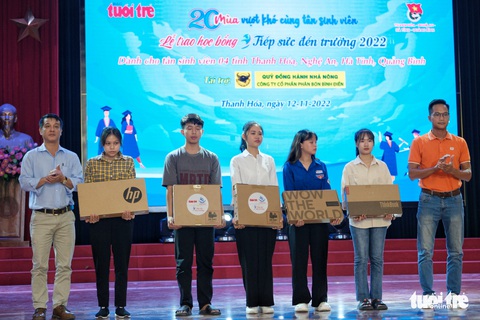 Mẹ chống nạng đến dự ngày con nhận học bổng Tiếp sức đến trường - Ảnh 10. Mẹ chống nạng đến dự ngày con nhận học bổng Tiếp sức đến trường - Ảnh 10.