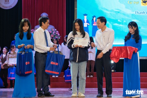 Mẹ chống nạng đến dự ngày con nhận học bổng Tiếp sức đến trường - Ảnh 11. Mẹ chống nạng đến dự ngày con nhận học bổng Tiếp sức đến trường - Ảnh 11.
