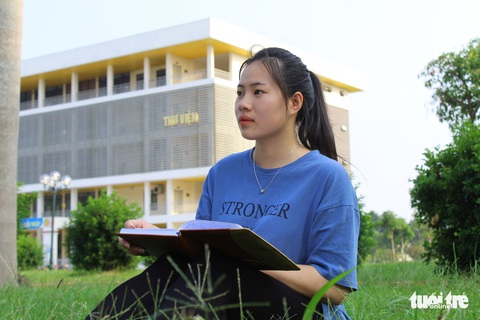 Cô nữ sinh đi làm công nhân kiếm tiền vào giảng đường - Ảnh 1. Cô nữ sinh đi làm công nhân kiếm tiền vào giảng đường - Ảnh 1.