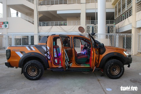Ford Ranger độ dàn âm thanh hơn 400 triệu, bầu trời sao như Rolls-Royce - Ảnh 5. Ford Ranger độ dàn âm thanh hơn 400 triệu, bầu trời sao như Rolls-Royce - Ảnh 5.