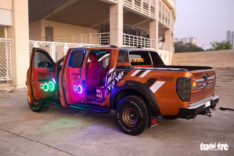Ford Ranger độ dàn âm thanh hơn 400 triệu, bầu trời sao như Rolls-Royce - Ảnh 3. Ford Ranger độ dàn âm thanh hơn 400 triệu, bầu trời sao như Rolls-Royce - Ảnh 3.