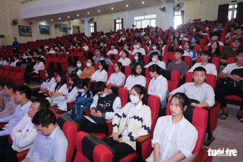 Mẹ chống nạng đến dự ngày con nhận học bổng Tiếp sức đến trường - Ảnh 1. Mẹ chống nạng đến dự ngày con nhận học bổng Tiếp sức đến trường - Ảnh 1.