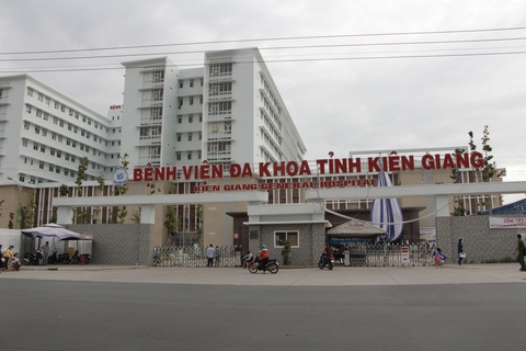 Ba bệnh nhân ngộ độc rượu ở Kiên Giang đã chết - Ảnh 1.