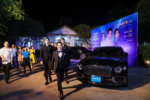 Quang Hà cao hứng bế bổng Siu Black trong ngày tái ngộ - Ảnh 1. Quang Hà cao hứng bế bổng Siu Black trong ngày tái ngộ - Ảnh 1.