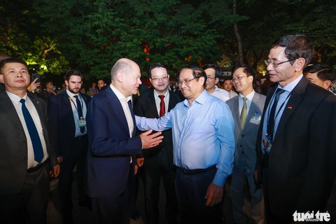 Thủ tướng Đức Olaf Scholz cùng Thủ tướng Phạm Minh Chính dạo bộ đêm hồ Gươm - Ảnh 1. Thủ tướng Đức Olaf Scholz cùng Thủ tướng Phạm Minh Chính dạo bộ đêm hồ Gươm - Ảnh 1.