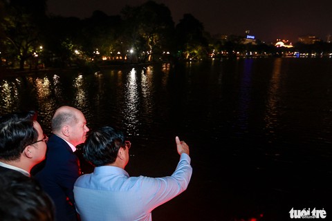 Thủ tướng Đức Olaf Scholz cùng Thủ tướng Phạm Minh Chính dạo bộ đêm hồ Gươm - Ảnh 2. Thủ tướng Đức Olaf Scholz cùng Thủ tướng Phạm Minh Chính dạo bộ đêm hồ Gươm - Ảnh 2.