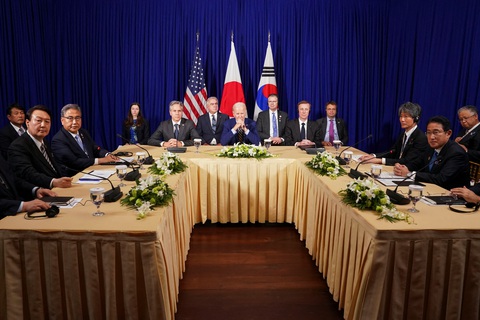 Tổng thống Mỹ Biden: Mỹ - Hàn - Nhật liên kết hơn bao giờ hết về Triều Tiên - Ảnh 1. Tổng thống Mỹ Biden: Mỹ - Hàn - Nhật liên kết hơn bao giờ hết về Triều Tiên - Ảnh 1.