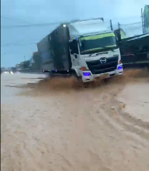 Phú Yên: Mưa lớn gây ngập quốc lộ 1, sập 2 nhà, 2 người bị thương - Ảnh 1. Phú Yên: Mưa lớn gây ngập quốc lộ 1, sập 2 nhà, 2 người bị thương - Ảnh 1.
