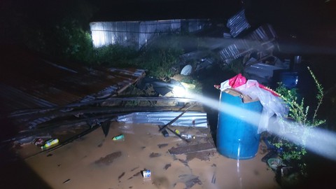 Phú Yên: Mưa lớn gây ngập quốc lộ 1, sập 2 nhà, 2 người bị thương - Ảnh 3. Phú Yên: Mưa lớn gây ngập quốc lộ 1, sập 2 nhà, 2 người bị thương - Ảnh 3.