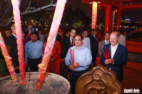 Thủ tướng Đức Olaf Scholz cùng Thủ tướng Phạm Minh Chính dạo bộ đêm hồ Gươm - Ảnh 3. Thủ tướng Đức Olaf Scholz cùng Thủ tướng Phạm Minh Chính dạo bộ đêm hồ Gươm - Ảnh 3.