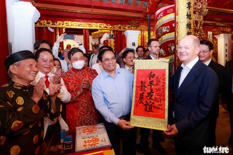 Thủ tướng Đức Olaf Scholz cùng Thủ tướng Phạm Minh Chính dạo bộ đêm hồ Gươm - Ảnh 4. Thủ tướng Đức Olaf Scholz cùng Thủ tướng Phạm Minh Chính dạo bộ đêm hồ Gươm - Ảnh 4.