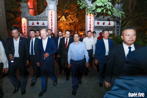 Thủ tướng Đức Olaf Scholz cùng Thủ tướng Phạm Minh Chính dạo bộ đêm hồ Gươm - Ảnh 5. Thủ tướng Đức Olaf Scholz cùng Thủ tướng Phạm Minh Chính dạo bộ đêm hồ Gươm - Ảnh 5.