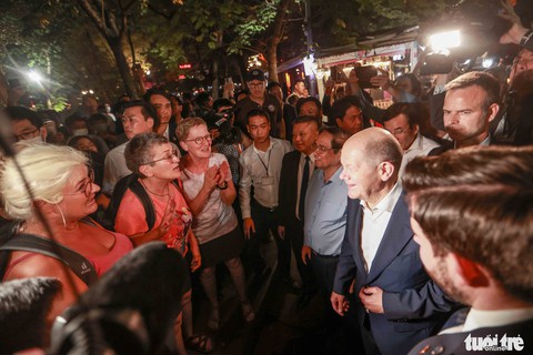 Thủ tướng Đức Olaf Scholz cùng Thủ tướng Phạm Minh Chính dạo bộ đêm hồ Gươm - Ảnh 6. Thủ tướng Đức Olaf Scholz cùng Thủ tướng Phạm Minh Chính dạo bộ đêm hồ Gươm - Ảnh 6.