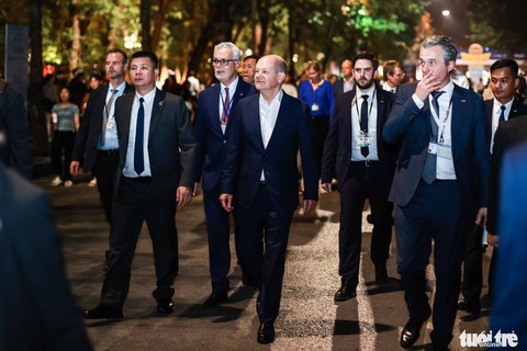 Thủ tướng Đức Olaf Scholz cùng Thủ tướng Phạm Minh Chính dạo bộ đêm hồ Gươm - Ảnh 7. Thủ tướng Đức Olaf Scholz cùng Thủ tướng Phạm Minh Chính dạo bộ đêm hồ Gươm - Ảnh 7.