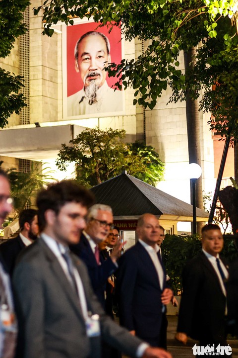 Thủ tướng Đức Olaf Scholz cùng Thủ tướng Phạm Minh Chính dạo bộ đêm hồ Gươm - Ảnh 8. Thủ tướng Đức Olaf Scholz cùng Thủ tướng Phạm Minh Chính dạo bộ đêm hồ Gươm - Ảnh 8.
