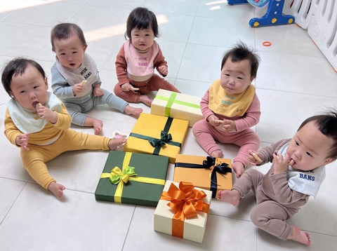 Vợ chồng quân nhân làm thôi nôi 5 con, được bộ trưởng tặng quà - Ảnh 3. Vợ chồng quân nhân làm thôi nôi 5 con, được bộ trưởng tặng quà - Ảnh 3.