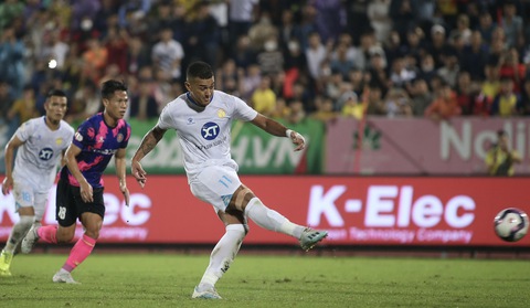 V-League 2022: Người hâm mộ Nam Định thở phào và vẫy cờ mở hội - Ảnh 2. V-League 2022: Người hâm mộ Nam Định thở phào và vẫy cờ mở hội - Ảnh 2.