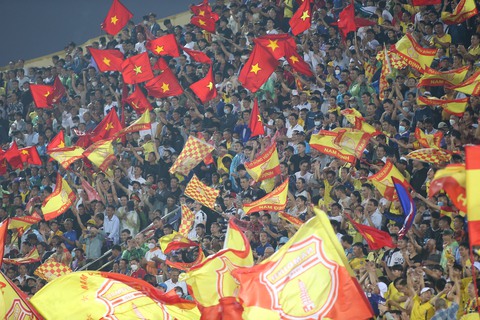 V-League 2022: Người hâm mộ Nam Định thở phào và vẫy cờ mở hội - Ảnh 1. V-League 2022: Người hâm mộ Nam Định thở phào và vẫy cờ mở hội - Ảnh 1.