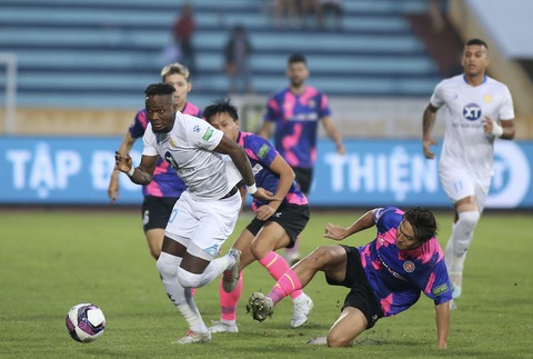 V-League 2022: Người hâm mộ Nam Định thở phào và vẫy cờ mở hội - Ảnh 3. V-League 2022: Người hâm mộ Nam Định thở phào và vẫy cờ mở hội - Ảnh 3.