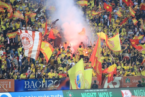 V-League 2022: Người hâm mộ Nam Định thở phào và vẫy cờ mở hội - Ảnh 4. V-League 2022: Người hâm mộ Nam Định thở phào và vẫy cờ mở hội - Ảnh 4.