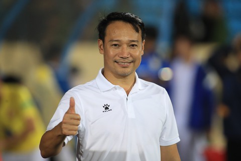 V-League 2022: Người hâm mộ Nam Định thở phào và vẫy cờ mở hội - Ảnh 5. V-League 2022: Người hâm mộ Nam Định thở phào và vẫy cờ mở hội - Ảnh 5.