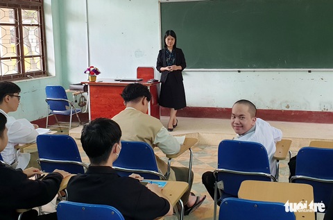 Con đến giảng đường, mẹ chờ ngoài cửa lớp - Ảnh 2. Con đến giảng đường, mẹ chờ ngoài cửa lớp - Ảnh 2.