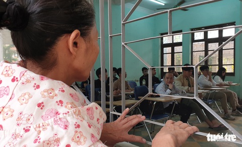 Con đến giảng đường, mẹ chờ ngoài cửa lớp - Ảnh 6. Con đến giảng đường, mẹ chờ ngoài cửa lớp - Ảnh 6.