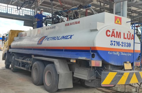 Quản lý thị trường TP.HCM kiểm tra nhiều cửa hàng hết xăng, đúng là khô bồn - Ảnh 3. Quản lý thị trường TP.HCM kiểm tra nhiều cửa hàng hết xăng, đúng là khô bồn - Ảnh 3.