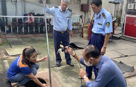 Quản lý thị trường TP.HCM kiểm tra nhiều cửa hàng hết xăng, đúng là khô bồn - Ảnh 1. Quản lý thị trường TP.HCM kiểm tra nhiều cửa hàng hết xăng, đúng là khô bồn - Ảnh 1.