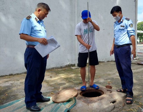 Quản lý thị trường TP.HCM kiểm tra nhiều cửa hàng hết xăng, đúng là khô bồn - Ảnh 2. Quản lý thị trường TP.HCM kiểm tra nhiều cửa hàng hết xăng, đúng là khô bồn - Ảnh 2.