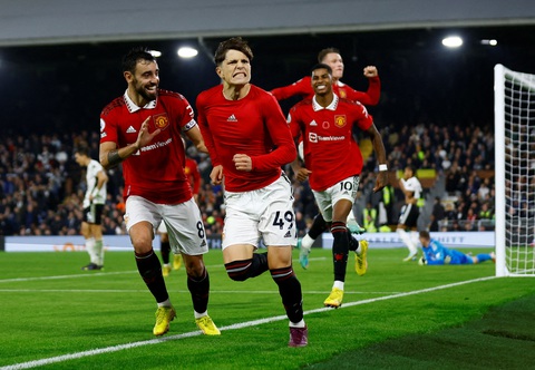 Ngôi sao 18 tuổi ghi bàn phút 90+3 giúp Manchester United giành 3 điểm - Ảnh 1. Ngôi sao 18 tuổi ghi bàn phút 90+3 giúp Manchester United giành 3 điểm - Ảnh 1.