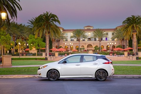 Xe điện bán chạy nhất một thời Nissan Leaf thành SUV thế nào?- Ảnh 2. Nissan Leaf trước đây mang thiết kế hatchback đặc trưng không có gì đặc biệt - Ảnh: The Drive