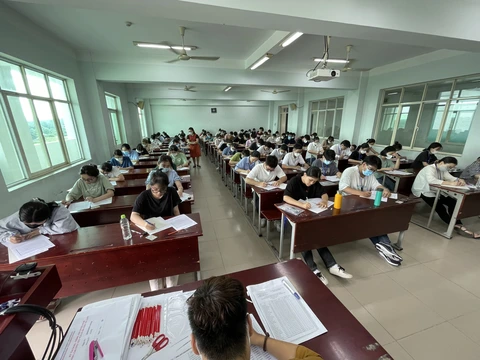 Nhiều trường đại học dùng chứng chỉ tiếng Anh VSTEP làm chuẩn đầu ra ngoại ngữ, tuyển sinh - Ảnh 1. Nhiều trường đại học dùng chứng chỉ tiếng Anh VSTEP làm chuẩn đầu ra ngoại ngữ, tuyển sinh - Ảnh 1.