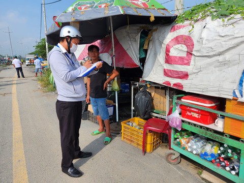 Tiếp tục xử lý người lấn chiếm lòng lề đường bán nước, đồ ăn... trên cao tốc - Ảnh 2. Tiếp tục xử lý người lấn chiếm lòng lề đường bán nước, đồ ăn... trên cao tốc - Ảnh 2.