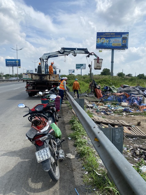 Tiếp tục xử lý người lấn chiếm lòng lề đường bán nước, đồ ăn... trên cao tốc - Ảnh 4. Tiếp tục xử lý người lấn chiếm lòng lề đường bán nước, đồ ăn... trên cao tốc - Ảnh 4.