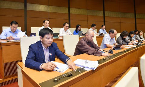 Quốc hội giao sớm nghiên cứu phê duyệt đầu tư đường sắt cao tốc Bắc Nam vào 2024 - Ảnh 1. Quốc hội bấm nút thông qua nghị quyết kế hoạch phát triển kinh tế - xã hội - Ảnh: Quochoi.vn