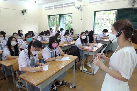 Diễn đàn Nỗi lòng nhà giáo: Đừng để thầy cô thành công cụ - Ảnh 1. Diễn đàn Nỗi lòng nhà giáo: Đừng để thầy cô thành công cụ - Ảnh 1.