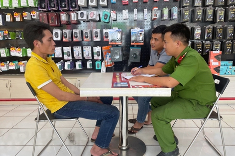 Bắt nghi phạm đột nhập FPT shop trộm nhiều điện thoại trị giá hơn 1 tỉ đồng - Ảnh 1. Bắt nghi phạm đột nhập FPT shop trộm nhiều điện thoại trị giá hơn 1 tỉ đồng - Ảnh 1.
